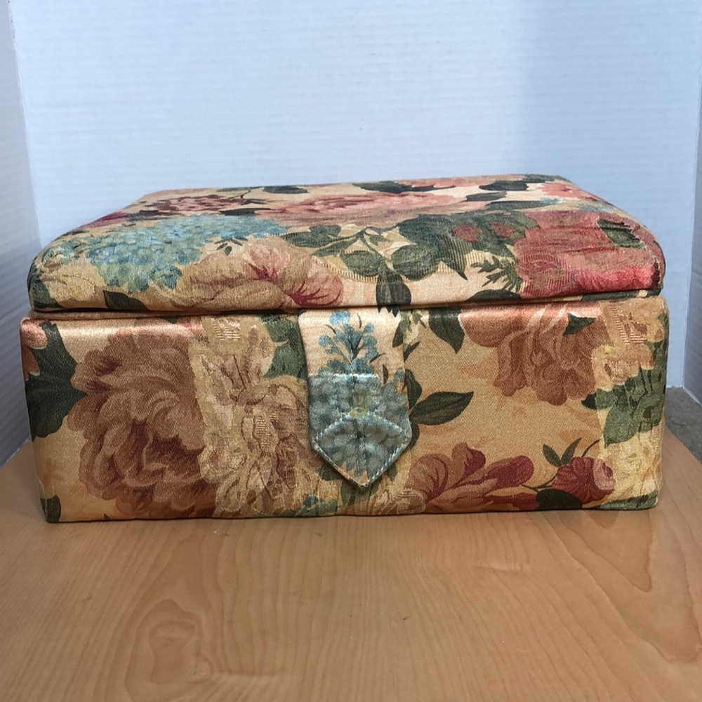 VTG SINGER Floral Tapestry Sewing Box